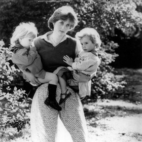 Ve chvíli, kdy se na požádání otočila zády k slunci, prosvítily jí paprsky tenkou sukni. Ukázalo se tak, že si Diana nevzala spodničku.