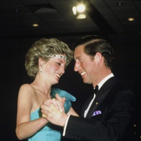 Diana si vzala diamantovo-smaragdový šperk k blankytné róbě na jedno rameno, kterou pro ni ušila návrhářka jejích svatebních šatů Elizabeth Emanuel.