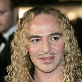 Autorem šatů je bývalý kreativní ředitel Dioru John Galliano. Když viděl, jak je Diana upravila, málem omdlel.