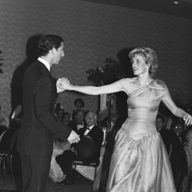 Kvůli spáleninám od sluníčka si ho nevzala na krk, ale vlasový stylista jí z něj udělal čelenku pomocí gumičky z elastických kalhotek. Čelenka díky tomu vydržela princezně z Walesu na hlavě i ve chvíli, kdy se s princem Charlesem vrhla do víru tance.