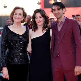 Charlotte, která si říká Shar, se objevila v několika filmech, ve šlépějích své slavné maminky ale kráčet nehodlá.