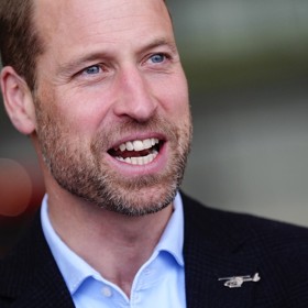 S tím je ale konec. V létě si následník britského trůnu nechal narůst strniště, kterého už se prakticky nevzdává.