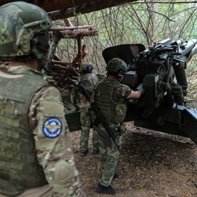 Ruští vojáci ostřelují ukrajinské pozice.
