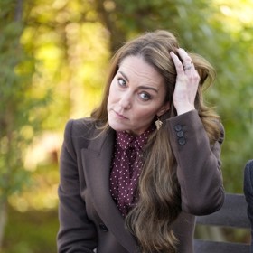 Outfit Kate podtrhla tematickým výběrem šperků, zejména pak podzimně laděnými visacími náušnicemi Catherine Zoraida. Za pozornost ale stojí i prsten, kterým princezna v posledních měsících nahradila svůj oblíbený snubní.