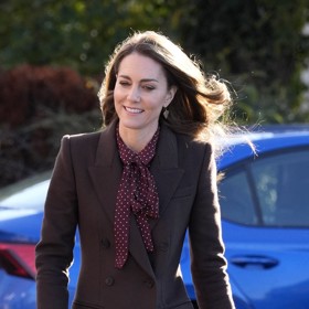 V čokoládově hnědé zvolila kabát od svého oblíbeného návrháře Alexandra McQueena, ve vínové pak puntíkované šaty značky Whistles s mašlí u krku.