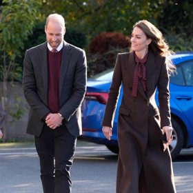 Kabát a šaty korunovala princezna tmavými semišovými lodičkami na vysokém podpatku a barevně sladěným psaníčkem. Navíc se skvěle doplňovala se svým chotěm. William si vzal vínový svetr a kravatu ve stejném odstínu.