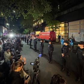 Fanoušci se srocují před hotelem, kde Liam Payne zemřel.