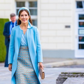 Pouzdrové sukně letos vládnou světu. Urozené dámy nevyjímaje. Dánská královna Mary se takto vymódila na pondělní setkání s německým prezidentem v Berlíně. Na fotografii působí odstíny modré poněkud živěji, ve skutečnosti se jednalo o pastelově modrý kabát a blůzku od Jespera Hovringa. Sukně Ariceli pak pochází z dílny Emilie Wickstead. Velmi podobnou, jen od značky Dior, mají v šatníku také jordánská princezna Ranija a monacká kněžna Charlene.