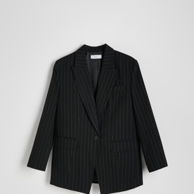 Napodobte styl Jenovéfy Bokové. Podobný set saka a kalhot najdete například u značky Reserved. (Oversize sako, 1 199 Kč)