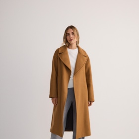 Plášť podobný tomu, ve kterém jsme zahlédli Janu Paulovou, najdete například u značky Reserved. Vlněná varianta dlouhé kabátu v barvě karamelu tam stojí 4 599 Kč.