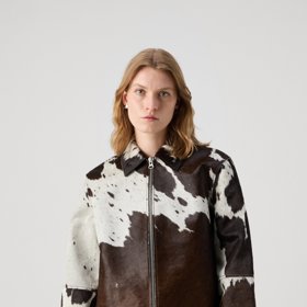 Přirozeně a stylově vyhlíží nezaměnitelné vzory na bundě z pravé kůže. (Samsoe Samsoe, 15 600 Kč)