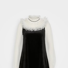 Módní trend vyzdvihující temnou ženskou energii často ztělesňují právě modely  v černobílém provedení. (Sister Jane, 2 370 Kč)