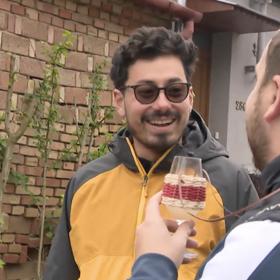 Mirai Navrátil se usmívá a je šťastný. 