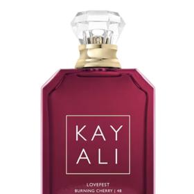 Svěží tóny ohnivých třešní a malin s karamelizovanou pralinkou svůdně kontrastují s kouřovými, zemitými tóny palo santo, guajakového dřeva a pačuli a vytvářejí tak jedinečně okouzlující a euforickou vůni. Parfémová voda Lovefest Burning Cherry, Kayali, 2 290 Kč/50 ml