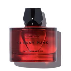 Parfémář Jérôme Epinette skloubil v této svobodu oslavující vůni sílu mladické vzpoury, přesto sladkou a romantickou. Hlavu tvoří třešeň, šafrán a sečuánský pepř, srdce snoubí fialku s jasmínem a mimózou, zákad pak staví na oblíbených ingrediencích jako je pačuli, kůže nebo tonka fazole. Niche parfém Cherry Punk, Room 1015, Myskino.cz, 3 500 Kč/100 ml