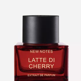 Lahodná a sametová směs čisté radosti ze života, kterou si užíváme všemi smysly. Otvírá se šťavnatou dužinou třešní a červených bobulí smíchanou se svěžestí pomeranče a sladkým nádechem mandle. V srdci září omamná kytice z turecké růže, jasmínu a ylang-ylangu v kombinaci s ostrým kořením. Parfém Latte di Cherry, New Notes, Breuninger.com, 6 739 Kč/100 ml