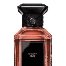 Květinová a ovocná interpretace oudového dřeva. Mezi červenou a černou si najdete nový silný čichový odstín díky duu růží v srdci vůně, které se skládá z medově tónované turecké růže a esence bulharské růže. Parfém Cherry Oud, Guerlain, 8 850 Kč/100 ml