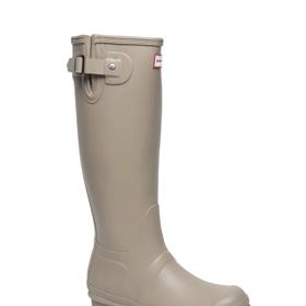 Venkovskému stylu jdou naproti trendy boty podzimu 2024 - holinky. (Hunter, CCC, 1 599 Kč)