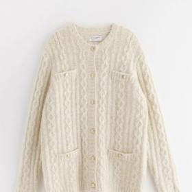 Skvělým kouskem pro podzimní outfit je klasický propínací kardigan. Nosí se právě ve všech možných délkách. (Lindex 1 199 Kč)