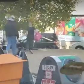 Martin Kocián ukazuje obsah pytle s odpadky. 