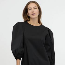 Nadýchané rukáv patří k současným trendům a černým modelům velmi sluší. (Simpo, 2 499 Kč)