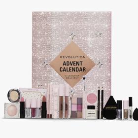Kosmetický adventní kalendář Makeup Revolution, 1 440 Kč, je nabitý dekrorativní kosmetikou.