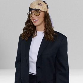 První způsob vázání šátku takzvaně "na piráta" je víceméně klasikou. Zde stylistka Nikola Marková doporučuje vlasy zvlnit, abyste získaly objem. 