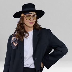 Stylistka Nikola Marková ukázala, že první typ vázání můžete ještě doladit přidáním klobouku. 