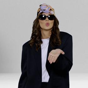 Společně se slunečními brýlemi je i tento styling s šátkem velmi trendy. 