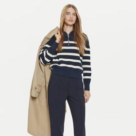 Neváhejte svetřík se zipem zapojit i do dvojice s nestárnoucí klasikou, trenčkotem. (Tommy Hilfiger, 3 100 Kč)