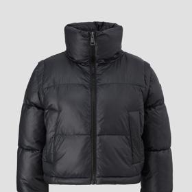 Podzimní počasí si žádá hřejivou vrstvu. O aktuální look se postará stylová péřová bunda do pasu. Tato má odnimatelné rukávy, získáte tak jedním nákupem hned dva kousky najednou. (s.Oliver, 3 599 Kč)