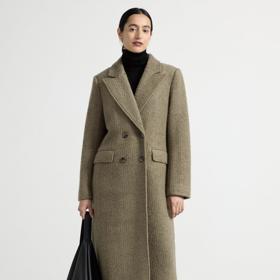 Dokonalé duo tvoří klasický rolák v černém provedení s kabáty všech střihů i barev. (Lindex)