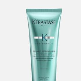 Sadu základní péče o  kudrnaté vlasy by měl doplnit také vhodný pečující kondicionér. Po jeho nanesení je nejvhodnější doba k rozčesávání vlasů. (Kondicionér pro růst vlasů a posílení od kořínků, Résistance Fondant Extencioniste, Kérastase, 845 Kč)