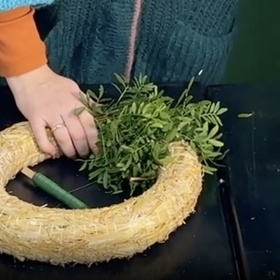 Vytváření věnce - větvičky skládáme přes sebe a upevňujeme drátkem.