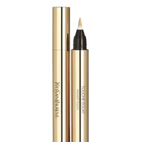 Oblíbený nástroj vizážistky Michaely Ohemové. Rozjasnovač v peru Touche Éclat Radiant Touch, YSL, 875 Kč.