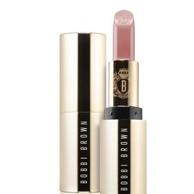 Krásné odstíny v růžové škalé nejdete v provedení luxusní hydratační rtěnky od značky Bobbi Brown. Luxe Lipstick, odstín Pink Cloud, 1 158 Kč.