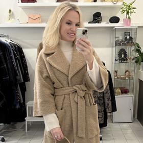 Módní odbornice Radka Franc pro nás tentokrát sestavila pohodlný podzimní outfit v příjemných tónech krémové a béžové.