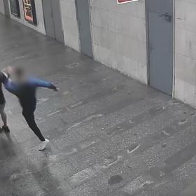 Mladík v metru Pražského povstání napadl 48letého muže.