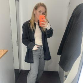 Outift s širokými džínami v šedivém tónu od značky COS. Džíny nejsou nejširší, ale velmi pěkně sedí a denim je pevný, příliš nošením nezmění tvar. Stylistka Jana módní kompletní denim look doplnila džínovou košilí v temnějším šedivém tónu. (Džíny 2 750 Kč, košile 2 515 Kč a top s merino vlnou, 1 800 Kč, vše COS)