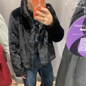 Když přidáte trendy kožešinovou bundu, máte ideální podzimní outfit pro mnoho příležitostí kompletní. Kožíšek, Only, 1 299 Kč)
