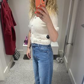 Džíny s příměsí elastanu skvěle sedí a dopřejí vám i dostatek pohodlí při nošení. Délku nohavic volte co nejdelší. Aby vám krásně prodloužily nohy, schováte do nich potřebných několik centimetrů podpatků.