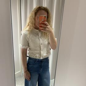 V H&M jsem neodolala těmto širokým džínám, které si rozumí s módním kardiganem s prvky kabátku "chanel." (Džíny 719 Kč, svetřík 719 Kč a boty 1 199 Kč, vše H&M)