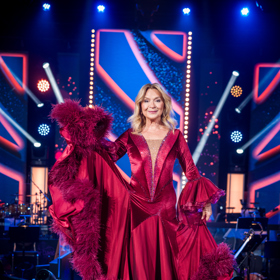 Herečka Jana Paulová nás uhranula také ve vínové róbě s těžkým peřím.