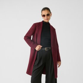 Přiléhavý rolák jako protipól širokých kalhot. Navíc ve společnosti velmi trendy odstínu bordó, to je jeho nejsoučasnější angažmá. (Stradivarius)