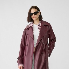 Nemůžeme opomenout barevný módní hit - odstíny bordó. Kratší trenčkot v trendy tónu nabízí Stradivarius, 1 399 Kč.