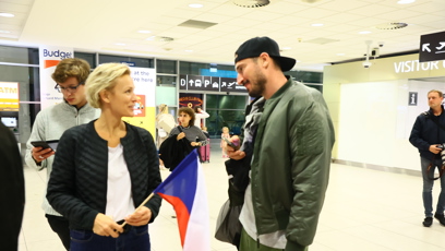 FOTO: Martina Šmuková čekala na letišti s DJ Mikem Trafikem.