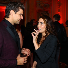 Eva popisuje Vojnarovi něco zajímavého.