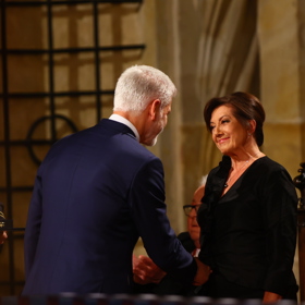 Státní vyznamenání převzala také zpěvačka Marie Rottrová. Oblékla dlouhé černé večerní šaty.