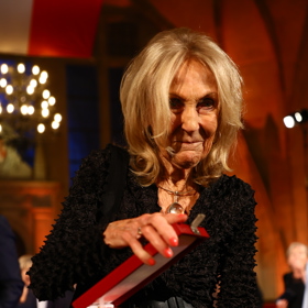 Prezident republiky propůjčil Řád Bílého lva občanské skupiny 3. třídy paní prof. Ing. arch. Evě Jiřičné, dr. h. c za zvláště vynikající zásluhy o stát v oblasti kultury.    