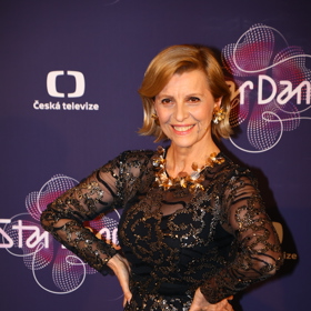 Doplňky pojala Tatiana Drexler v opulentním duchu a sáhla po zlatavých květinových motivech.